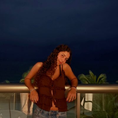 pilarvinuelaa's profile picture. dice que si lo malo pega fuerte y deja heridas el corazón transforma la canción en su mejor guarida