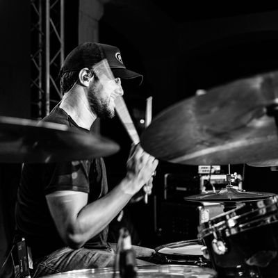 Baterista con 27 años de experiencia. Bandas actuales: Prueba de Sonido, Adhesivo, Proyecto Acústico y Edición Limitada