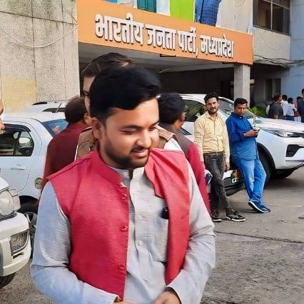 जिला उपाध्यक्ष-भारतीय जनता युवा मोर्चा खरगोन म0प्र0
सिंधिया समर्थक एवं क्रिकेट प्रेमी