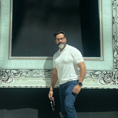 (ألا هل تُرجعُ الأحلام ما كُحِلَتْ بهِ المُقلُ) أترنمُ بالشعر صوتاً 🎤أهوى السفر🏖️ برشلوني الهوى