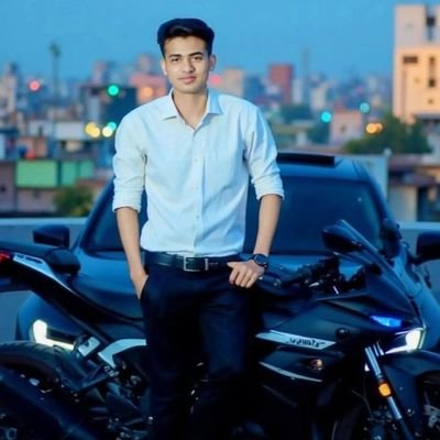 सिंपल सादा लड़का हूं अपनी मस्ती में रहता हूं कविता और शायरी को ही अपनी जिंदगी समझता हूं, रहता हूं एमपी में, खयाल पुराने रखता हूं, दुनिया के संग जीने के लिए मैं