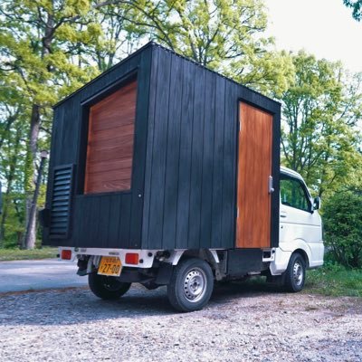 自作の軽トラキャンピングカーで車中泊をしているYouTuberの旅家(たびいえ)です。チャンネル登録者100万人。