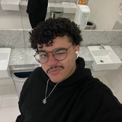Carrego comigo coragem, dinheiro e bala. | 21y | ele/dele.