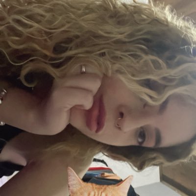as vzs uma adolescente, as vzs uma adulta em crise mas na maioria das vzs uma adolescente