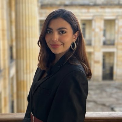 Las flores caen pero nunca me marchito. Periodista Política en @elespectador