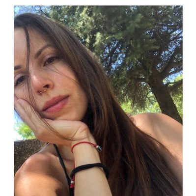 Una chica originaria del Conurbano. Eterna promesa de la literatura nacional.