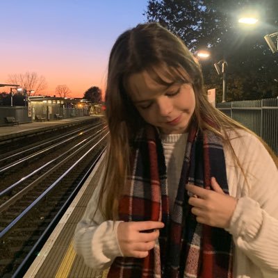 missstrawberin's profile picture. i’m 19 and i’m on fire