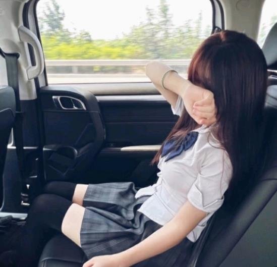 붙임성 강한 편, 잘 안 떨어져요 🐾 | 🎮 밤새 겜 가능 | 🍷 한잔하다가 사랑에 빠질지도