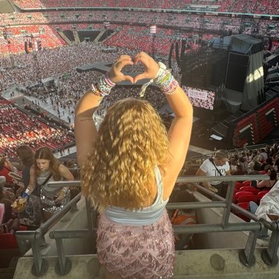 𝓐𝓵𝓵’𝓼 𝓯𝓪𝓲𝓻 𝓲𝓷 𝓵𝓸𝓿𝓮 𝓪𝓷𝓭 𝓹𝓸𝓮𝓽𝓻𝔂… 🫶🏻, 23 🏴,Liverpool N1 & London N6 TNx7 LOST HAUNTED TOO MANY TIMES