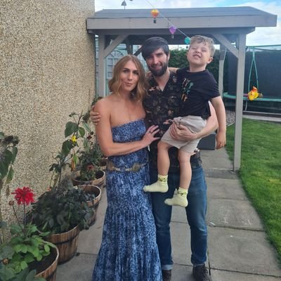Mother, Art school graduate and keen gardener. Advance UK member. 🏴🇬🇧