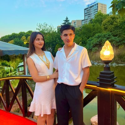 Sanma karanlık çağdayım
Zifiri yollara güneş gözlerin.