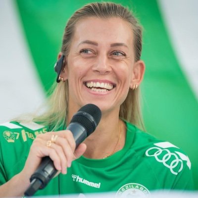 Rédactrice pour @letsgomtz. Je parle du Handball suédois même si personne n'y comprend rien. Et... Oh, I read to much probably. Sudiste exilée. (L.❤️) 🇫🇷🇸🇪