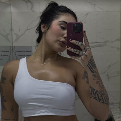 ✈️ Flight attendant with a weakness for sunsets and strong arms
📖 Books gym and beaches are my escape
DM me if you want to be my favorite layover
