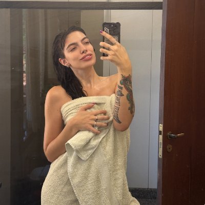 Catch me between a yoga pose and a bass drop.
I travel for inspiration and live for late-night chats.
I’m single… but my DMs aren’t.❤️