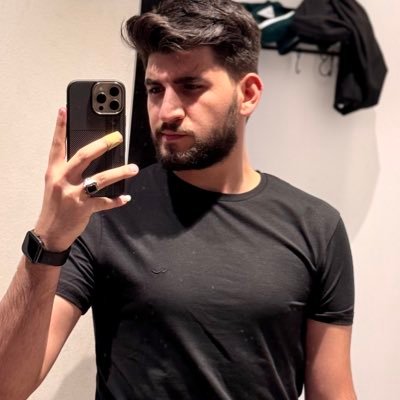 هو الغائب الذي لا يحضر .. وأنا المشتاق الذي لا أنسى 💔•