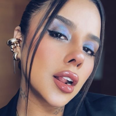Locutora en @radiocanelaec | Comunicadora | Voice Over | Content Creator | Fashionista ❥ ↓ Mira mi contenido ↓