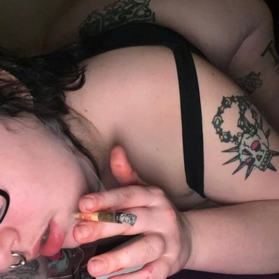 your favorite jerk off material 💅🏻🤍🖤 22yr old painslut, hole, puppy. luv needles and impact and meat tenderizers and more 🩸🏏🚽⛓ 18+