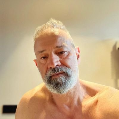 Alex_vojtech's profile picture. Hey, I'm new here. I tried to make some friends, but my account got hacked. Please follow back my new account