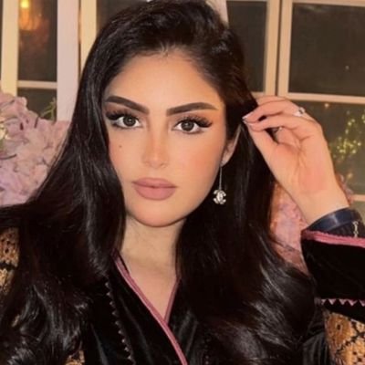 #خواطر_رويدا_الشهراني بحياتنا أشخاص
قربون منا وهم يصافحون القلب قبل ايدينا إخواني الكرام الرجاء منكم عدم الإزعاج بالخاص فقط نتابع بعضنا البعض بكل احترام