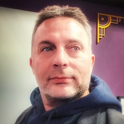 Storyteller et conseil en com. Je raconte des histoires qui rapprochent, transforment et engagent. Pop culture, stratégie et inclusion. Disney dans l’ADN