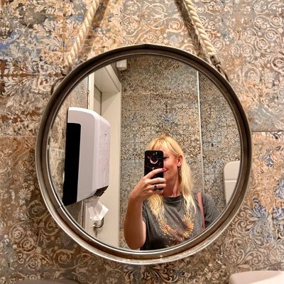 gemymcgemface's profile picture. Mama of 5, hustler, digital creator, not a sheep ✨