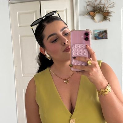 cabrolina9608's profile picture. Licenciada en gastarme el dinero a lo imbecil. 🙌🏻 ya no soy Godin, soy emprendedora y una mujer muy chingona