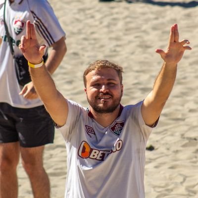 Apaixonado por futebol, vôlei e de vez em quando outros esportes.
Caminho sempre à esquerda.