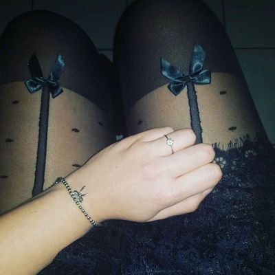 DonneInnylon's profile picture. Pubblichiamo foto di ragazze con le calze intimo e costume anche vestite con tag oppure anonimo