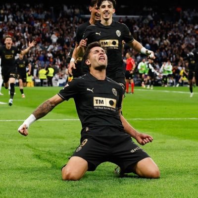 Español🇪🇸, Valenciano 🥘y ante todo Valencianista 🦇🤍🖤. Eterno viudo de Bórdalas “esto es fútbol papá”