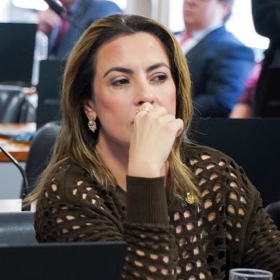 “Agora eu tenho alegria e o prazer em dizer , que eu fui professora dessa moça bonita que tá aqui , que é a nossa senadora Soraya Thronicke.” - Simone Tebet