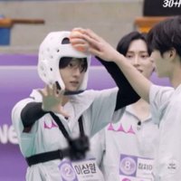 taraaa (@jwyjw__) 's Twitter Profile