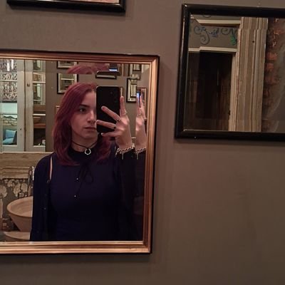 26. Twittera nivel 5, me quejo de todo lo que produzca sombra. Hincha de Boca. Médica.