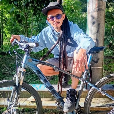 Sirvole de confesionario amnésico, escucho con atención, olvido con devoción, exhorto a la juventud y me pierdo en sus vicios... Malavaina soy yo!!