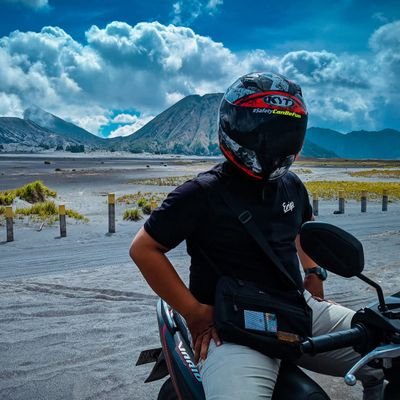 Dega_29's profile picture. Mereka yang hari ini dimakamkan, sama saja seperti kita.. mengira besok masih hidup.