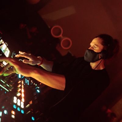 Dj / Amante a la música/ Co fundador y residente de Goatcollective , life si hard of us!
Enjoy the moment!