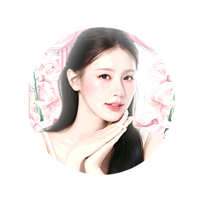 ꒰ ֹৎ୭ ... 𝒞hapt. 𝐕𝐈𝐈 ⦂ Carousel Bloom. “She arrives spun sugar. Peony-kissed hair, laughter soaked in honey milk, blooming in world carousel colours.
