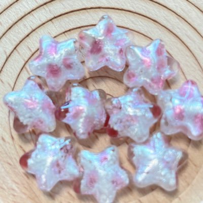 🌸初めまして、ハンドメイドオリジナルをやってます。 ○ホタルガラス玉を使ったピアス ○イヤリング○かんざし○スワロフスキービーズなどを使用し、アクセサリーをお作りします。生配信でもお作り致します。お好きな色でお作りします。お問合せは、DM又は公式LINEで受け付けます。#レジン初心者#ハンドメイド💁♀️