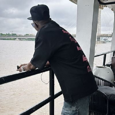 I love a peaceful environment. I so much love @davido, I cherish BigWiz🦅, I deeply respect @donjazzy_ a true legend with a heart of gold, and I salute @olamide