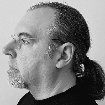 Experto en Inteligencia Artificial. Diseñador, desarrollador, formador y consultor en tecnología. Especializado en mejorar a las empresas.