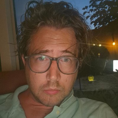 Vader, vakantieman, ondernemer, uitgever. Steunt Ajax bij winst. Mateloos gefascineerd door de intense achterlijkheid op X. Niet uitgesproken links of rechts.