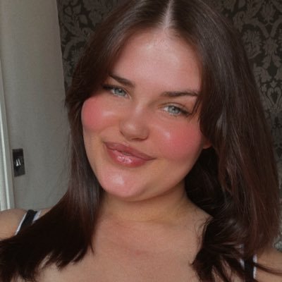 🎮 | R6 + variety streamer 💌 | twenty-two | 🇬🇧 | collabs → itzlivvyrae@gmail.com 🌈🍓✨ | twitch + tiktok → @itzlivvyrae