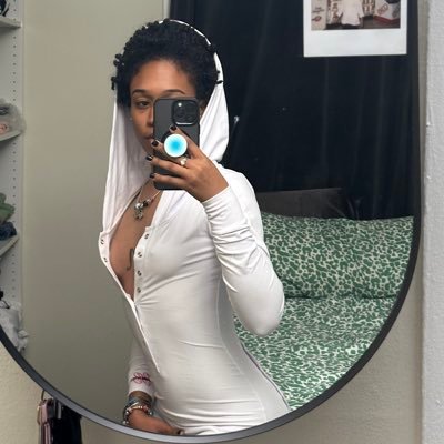 insta: moonchie_x ✨ | biz: likkle.juice & blus.home 💕