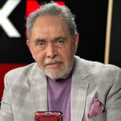Periodista. Blande el Índice. Señala. Propone.