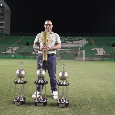 Economista Presidente del Deportivo Cali Padre Empresario, enamorado de mi familia.