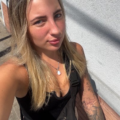25, single, and wearing my art on my skin.
Dog walks keep me calm, coffee keeps me going.
DM me, don’t be shy, I won’t bite ✨