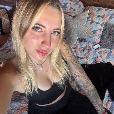 Blonde, tattoo lover, and addicted to black coffee.
Yes, I’m single. Yes, I go on walks with my dog.
Now yes… you should DM me. Don’t be shy, I won’t bite❤️