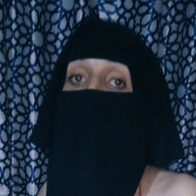 انا اروي من صنعا عمري 30 سنه انا تزوجت ست مرات وتطلق 😊😊 ولاان انا مطلقه انا خدمه يعني سودا.من الحبوش حق صنعا انا جديده في التويتر ادعموني بمشاركه ومتابعه