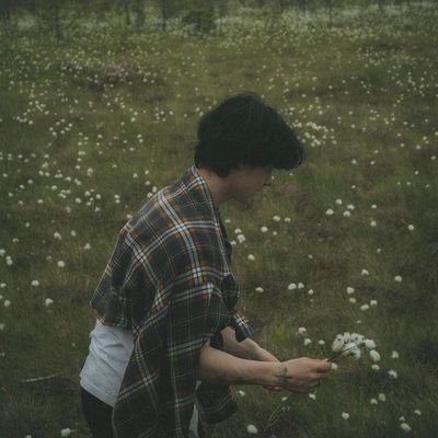 Weird obsession with cats, flowers, stars, and myself. Self-taught developer (experienced).