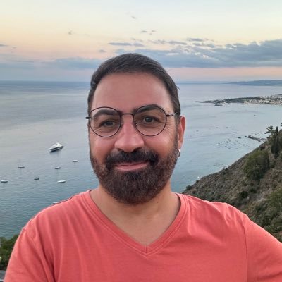 Yazar, bisikletçi ve solcuyum. Tarih ve sosyal bilim, ODTÜ ve Humboldt Ünv. Sloganım: Parrhesia! Hayalim: #EdebiyatKöyü Kitaplarım: #Aşağıdan #C84 #YeşilBirÜlke