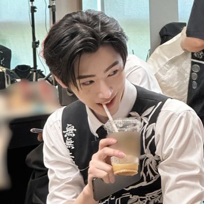 en la vereda escuchando koegawari con sunghoon mientras hablamos del jaywon y el nichojoo 💯